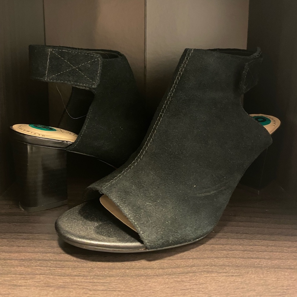 Clarks Size 8 Black Strappy Chunky Heel